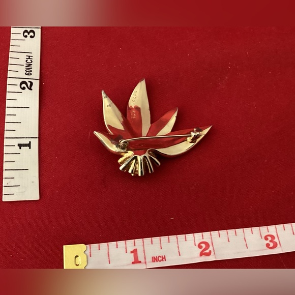 Gold tone and white enamel leaves and flower - Picture 3 of 4